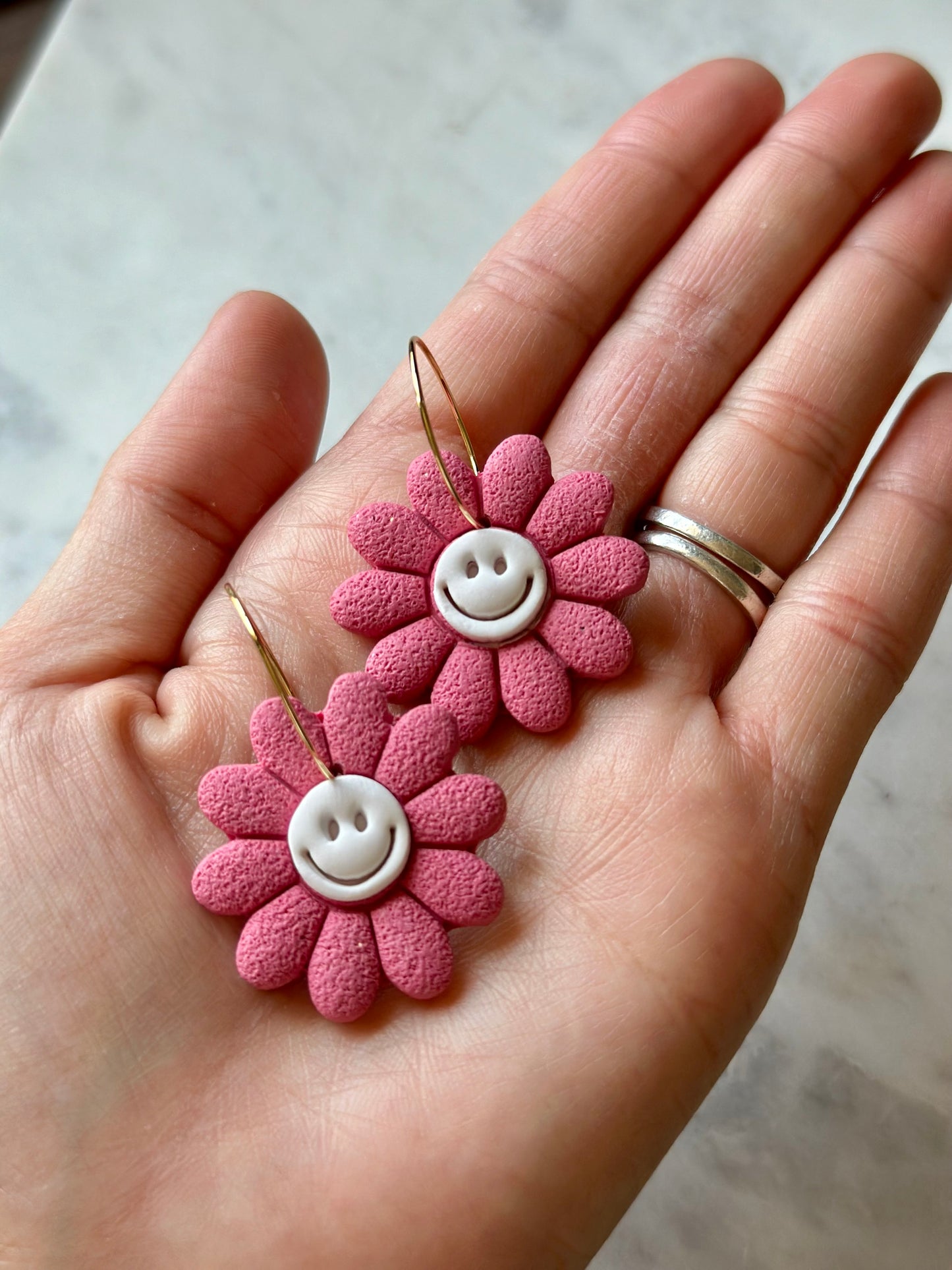 Smiley Daisy Hoop Earrings - Pink