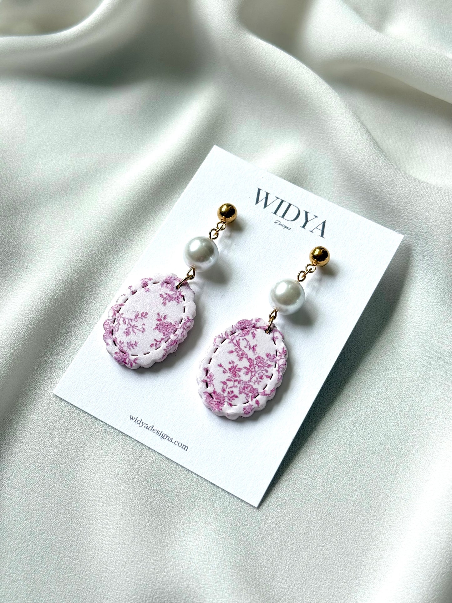 Pink Toile - Scalloped oval